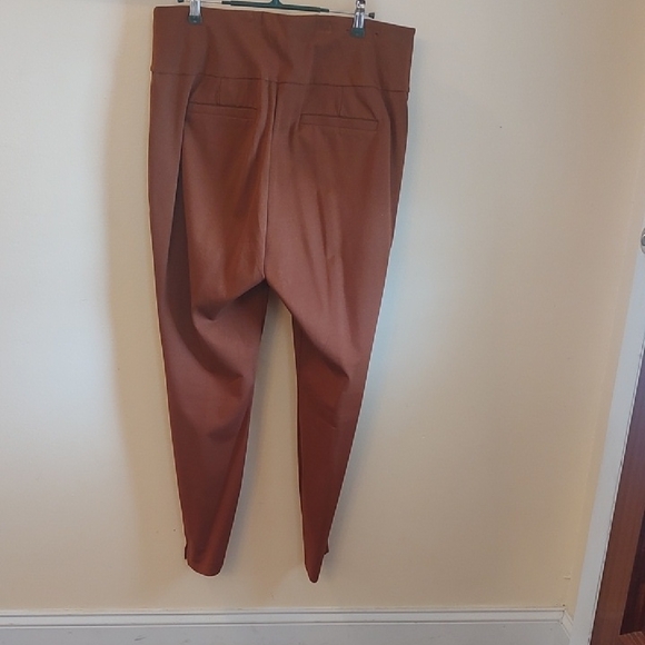 Elegant Women's Tan Leggings - Picture 3 of 5